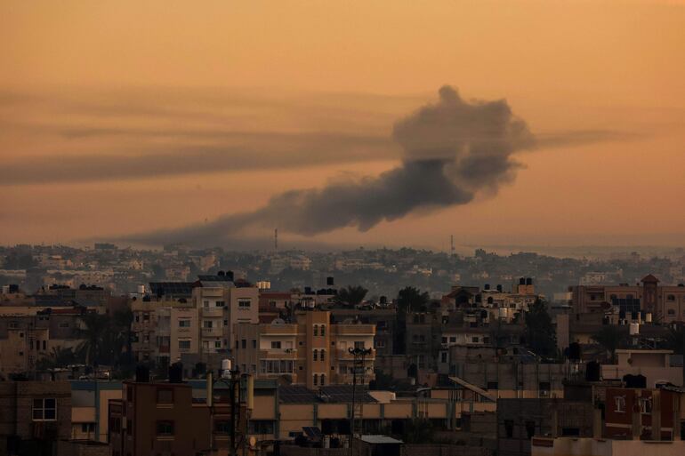 Humareda sobre Khan Yunis en el sur de la Franja de Gaza Strip durante un bombardeo, 20/12/2023. Said KHATIB / AFP