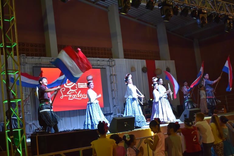 Elenco de Proyección Sapukai Paraguayo se lució en el Festival del río Aguaray Guasu, en su primera edición