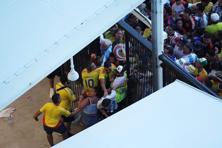 El ingreso al Hard Rock Stadium para la final de la Copa América 2024 fue desbordado por hinchas colombianos y argentinos, obligando al retraso del inicio del partido entre Argentina y Colombia. 