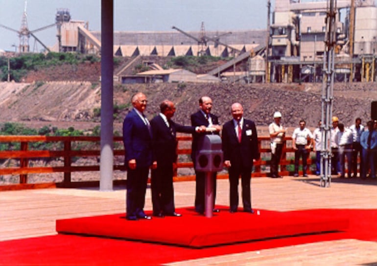 Inauguración de la Central Hidroeléctrica Itaipú en 1984.