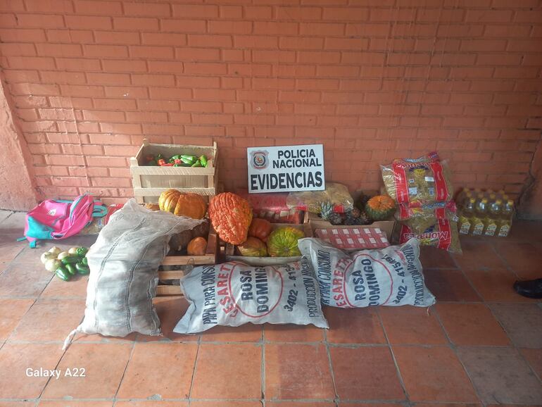 La Policía incautó los elementos que fueron denunciados como robados, alimentos en su mayoría.