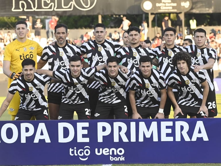 Los jugadores de Libertad posan en la fotografía previa al partido frente a Cerro Porteño por la fecha 21 del torneo Apertura 2024 del fútbol paraguayo en el estadio La Huerta, en Asunción, Paraguay.