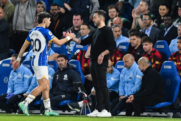 El paraguayo Julio Enciso (i), jugador del Brighton, saluda al técnico italiano Roberto De Zerbi durante el partido contra el Manchester City por la Premier League 2022-2023.