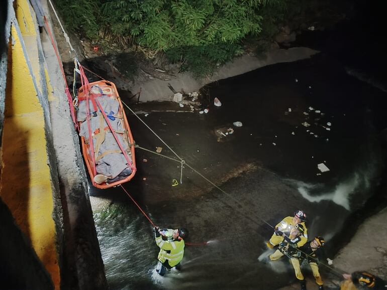 Momento en que bomberos rescataron a un joven de 20 años que se habría arrojado al cauce del arroyo Mburicaó.