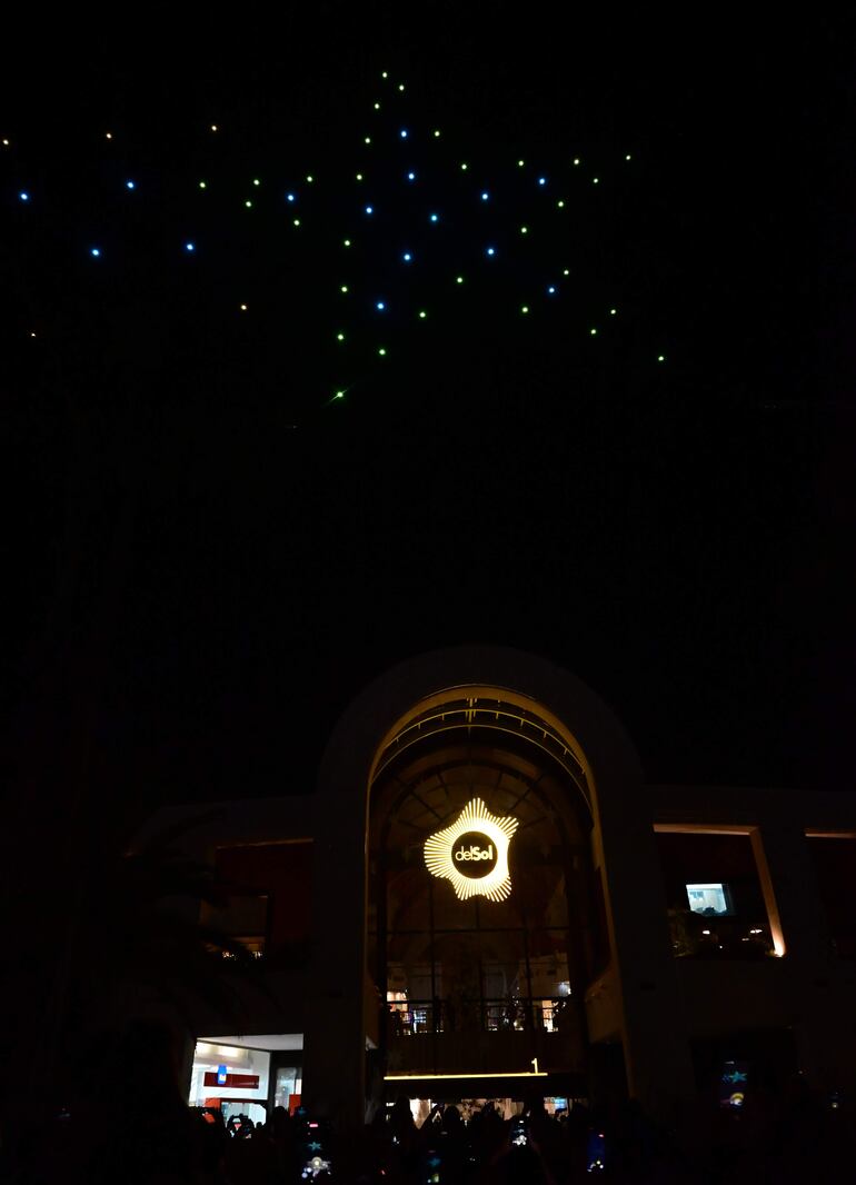 Los drones formaron una estrella en el cielo como parte del encendido de luces de delSol Shopping.