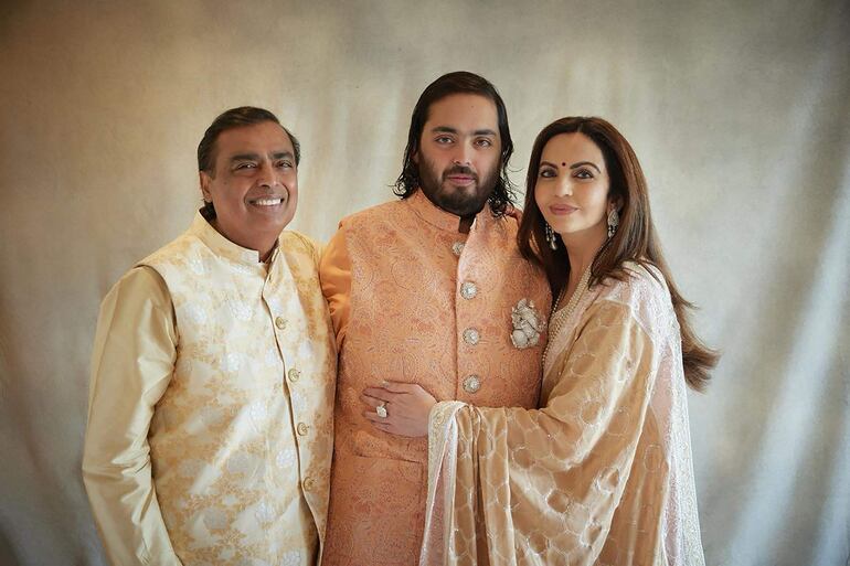 Mukesh Ambani (i) y su esposa Nita Ambani (d), con su hijo Anant Ambani posaron en una sesión de fotos en el marco de la preboda de tres días realizada en la India.