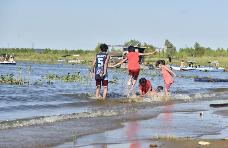 Pese a no ser apto para el baño, algunos niños y adultos se dieron chapuzones en el río Paraguay ayer por la tarde.