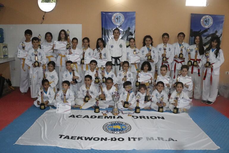 La profesora Mery Cetrini junto a sus alumnos, quienes conquistaron premios en el Nacional.