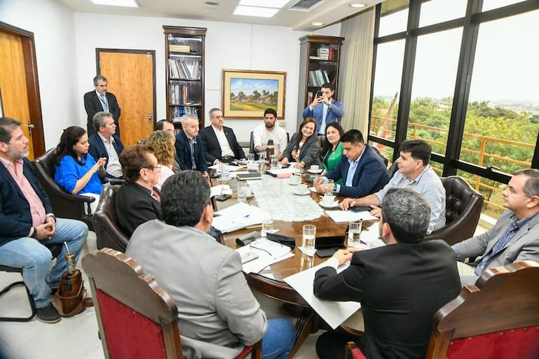 Al menos en mesa directiva ayer hubo "consenso" para adelantar la sesiones a los martes, para no pisarse con Senadores.