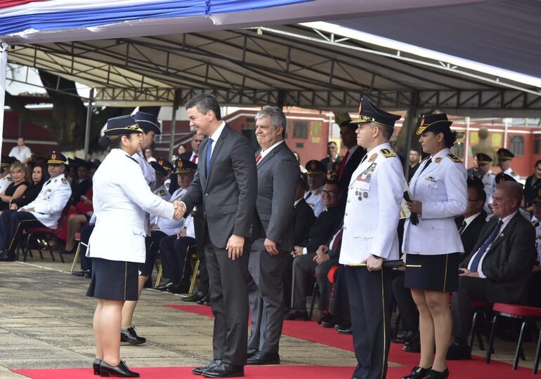 Santiago Peña participó del ascenso de policías.