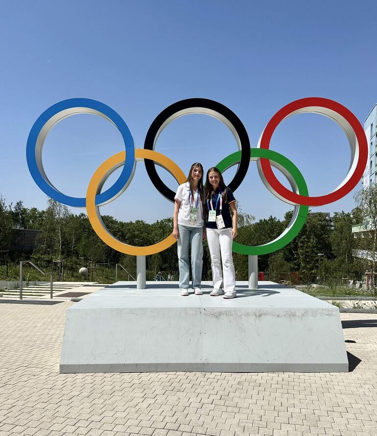 La princesa Leonor y la infanta Sofía posando con el símbolo olímpico, durante los Juegos Olímpicos de París 2024. (EFE/ X Casa Real)
