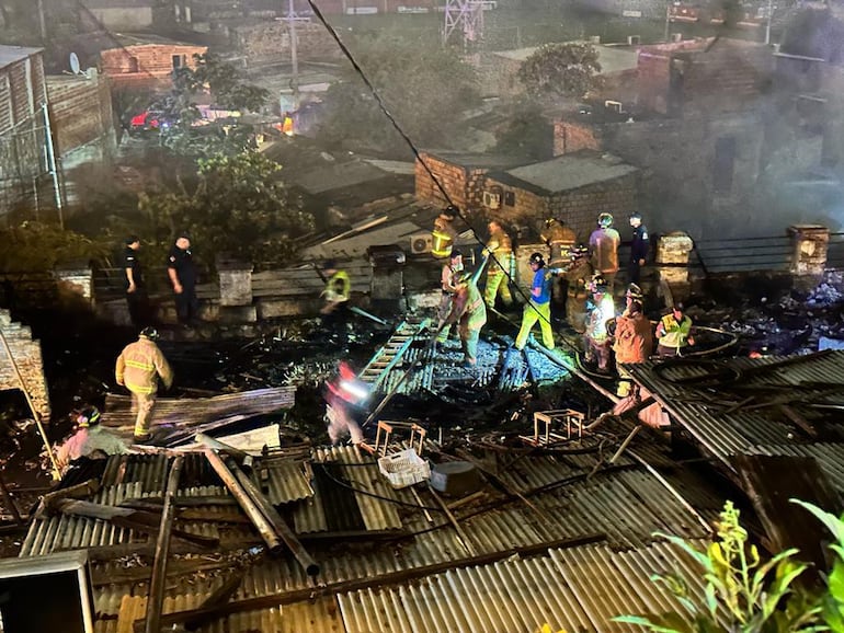 Bomberos voluntarios durante un incendio.