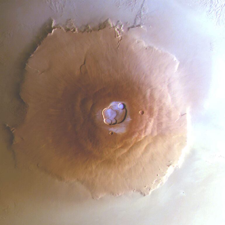  Inesperado hallazgo de escarcha en la cumbre de los volcanes de Marte. 
