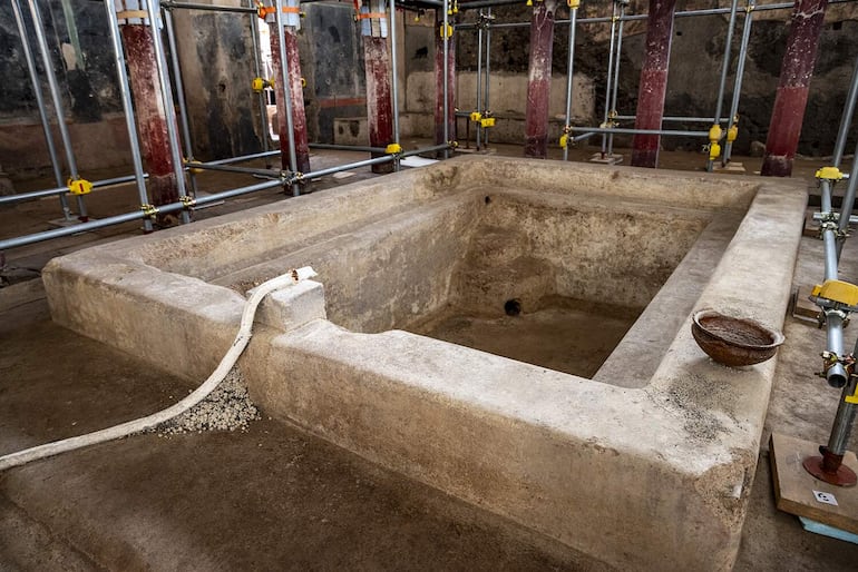 Los arqueólogos hallaron en el yacimiento de Pompeya (sur de Italia) "uno los complejos termales privados de los más grandes" jamás encontrados en el yacimiento de esta antigua urbe romana destruida por la erupción del volcán Vesubio el año 79. 