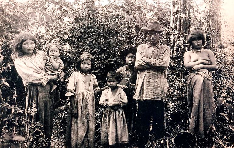 Guaraníes, 1910. Fotografía de Moisés Bertoni.