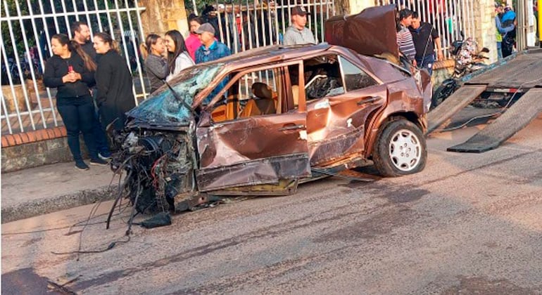 Un de los automóviles llevados involucrados en el percance en Pedrozo. Fue cercenado y el conductor, Tomás Rolando Cabrera, afirmó que está vivo de milagro. 