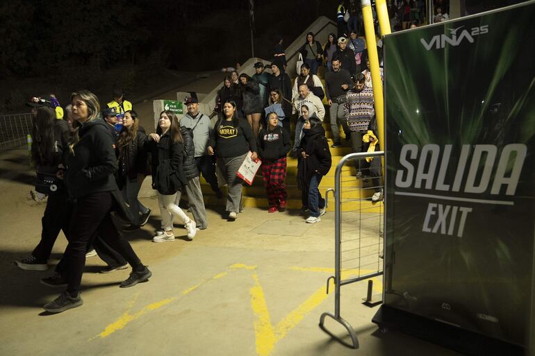 El público abandona la Quinta Vergara tras la reprogramación de la tercera noche del festival, debido al estado de emergencia decretado en Chile.