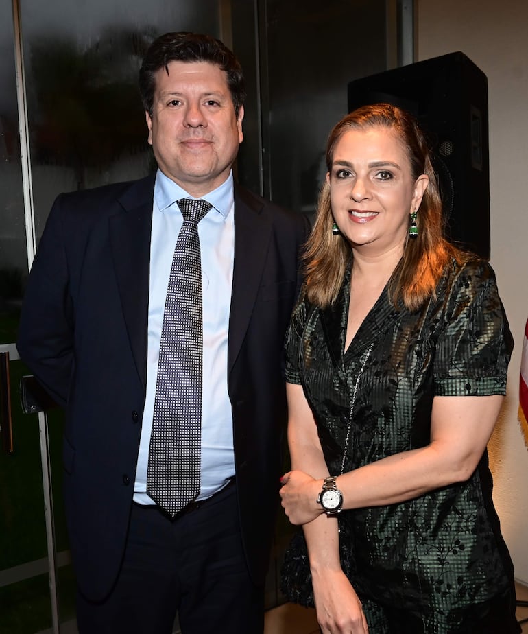 El ministro de Industria y Comercio, Javier Giménez, y Antonieta Pérez.