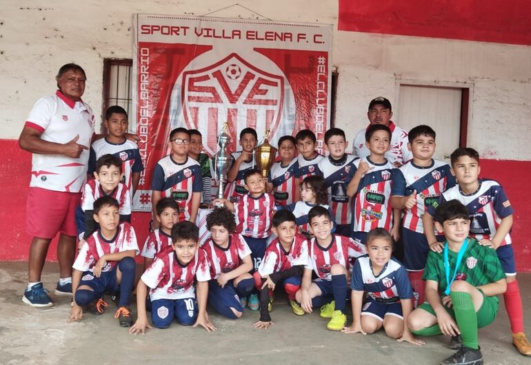 Los chicos posando con los trofeos de campeón y vice.