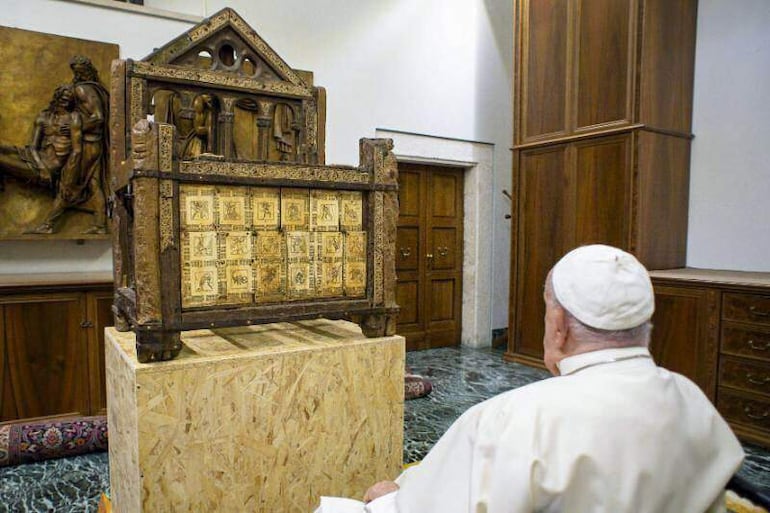 Imagen de archivo. El antiguo trono de madera que según la tradición perteneció al apóstol san Pedro fue presentado al papa Francisco, mientras se restaura el ábside de la basílica vaticana en el que la reliquia se encuentra normalmente.