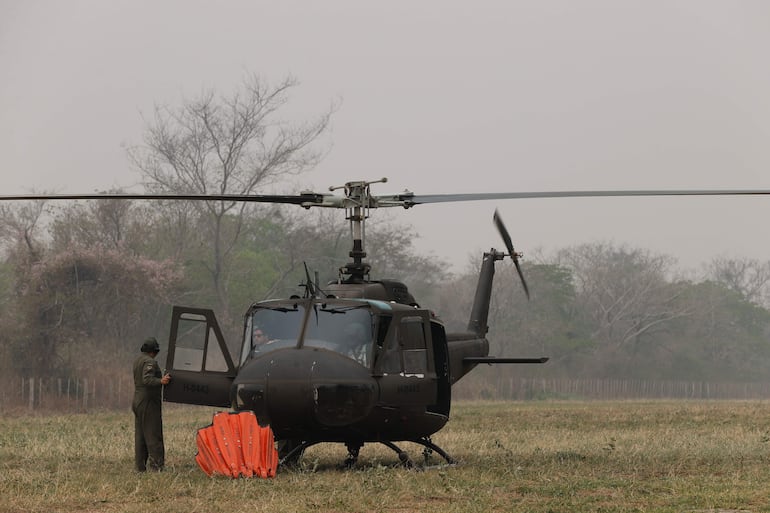 Un helicóptero de la Fuerza Aérea Paraguaya con contenedor "Bambi" para arrojar agua sobre zonas de incendio apoya las tareas en el norte del Chaco. 
