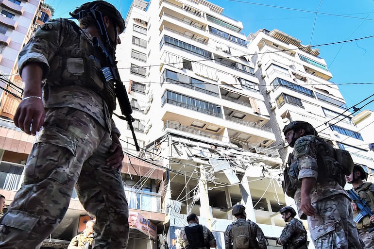 Soldados libaneses en el sitio de un bombardeo israelí que daño un edificio de apartamentos en un suburbio del sur de Beirut, el pasado 26 de septiembre.