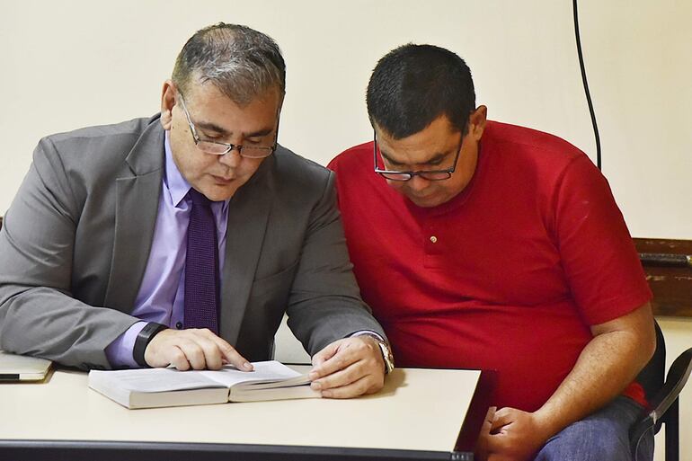 Crio. Osvaldo Vera (derecha) y el Abg. Secundino Méndez, durante la audiencia del lunes 9 de diciembre.