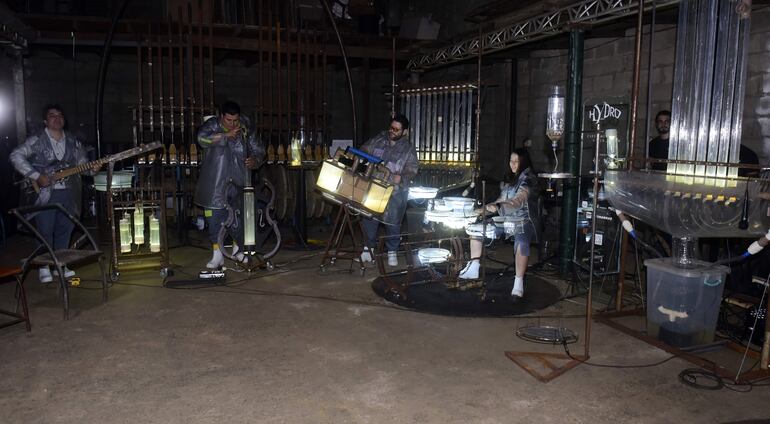 A través de distintos mecanismos, el agua forma parte elemental de estos instrumentos ejecutados por la Orquesta H2O Sonidos del Agua.