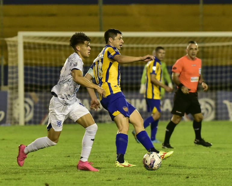 El volante del 2 de Mayo, Javier Dominguez, llega para incomodar a Rodrigo Rojas.