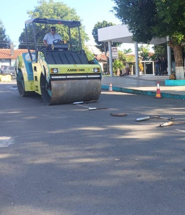 La eliminación de los caños de escape se hizo con la aplanadora de la Muncipalidad de Caacupé.