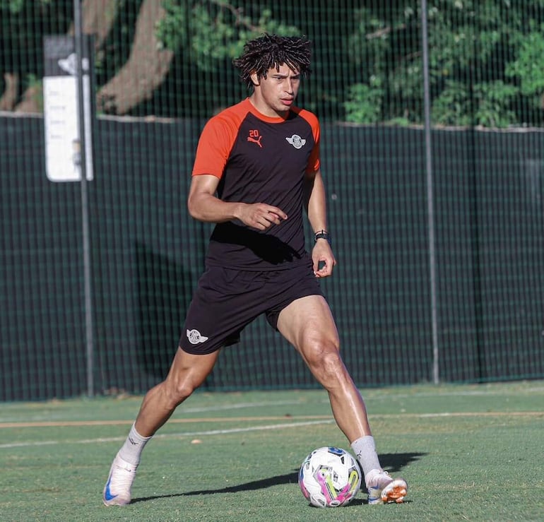 Adrián Alcaraz Torales (25), delantero liberteño.