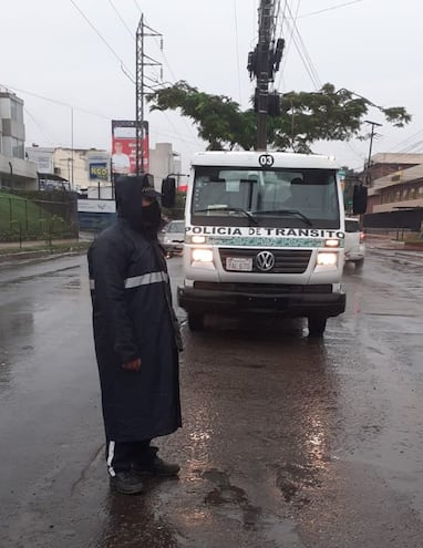 grúa Policía Municipal Tránsito Asunción lluvia tormenta