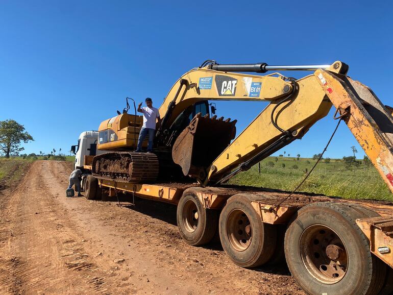 La retroexcavadora Caterpillar 320DL amarilla fue hurtada en Mariscal Estigarribia (Chaco) y los indicios apuntan que se encuentra en Bolivia.