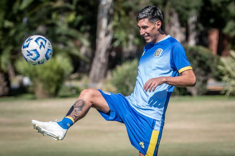 Enzo Giménez  ya está entrenando con el plantel de Rosario Central. 
De	silverio.rojas <silverio.rojas@abc.com.py>
Destinatario	Foto <foto@abc.com.py>
Fecha	15-01-2025 14:45