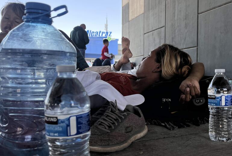 Migrantes permanecen debajo de puentes para cubrirse de los rayos solares debido a las altas temperaturas registradas en ciudad Juárez, en el estado de Chihuahua (México). Las abrasadoras temperaturas que están cobrándose vidas desde India hasta México y Grecia se inscriben en el año más caluroso registrado hasta la fecha, y los expertos ofrecen una serie de recomendaciones para detectar el umbral de peligro.