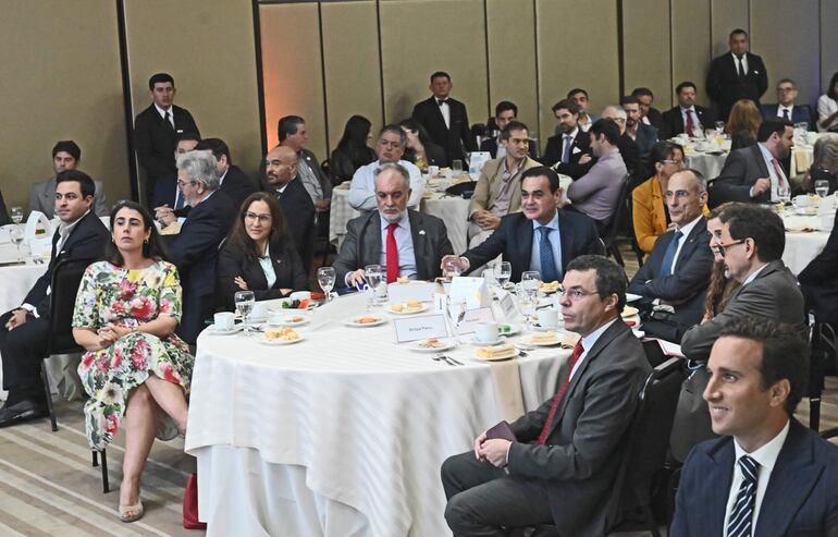 Vista de los participantes del encuentro empresarial europeo, en el Crowne Plaza Asunción, donde disertó el ministro de Industria, Javier Giménez.