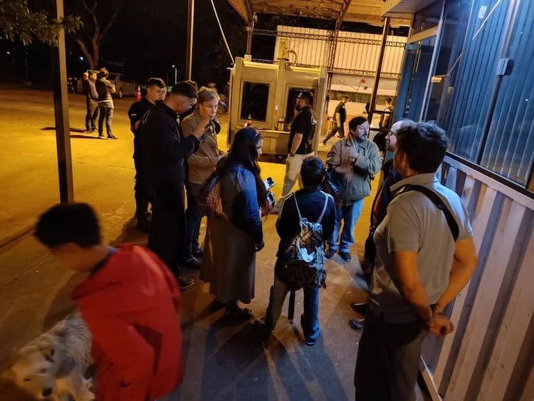 Los niños argentinos fueron rescatados tras un temporal que los arrastró hasta la costa paraguaya.