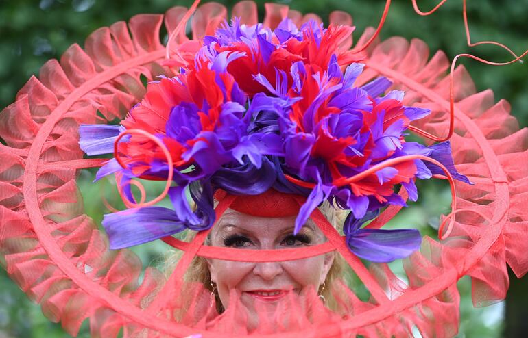 Una mujer lleva un sombrero extravagante en las carreras Royal Ascot en Ascot, Reino Unido.