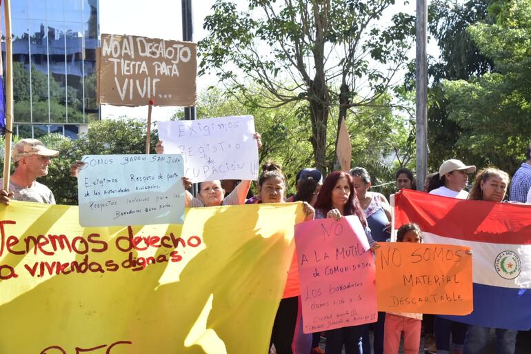 "Tenemos derecho a viviendas dignas; no somos material descartable", expresan los manifestantes.