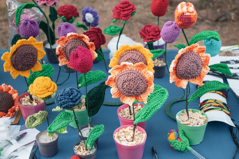 Las flores de crochet son una de las más solicitadas por los turistas.