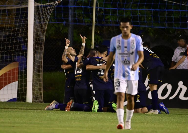 Los futbolistas del Sportivo Trinidense celebra un gol en el partido contra Guaireña por la última fecha del torneo Clausura 2023 del fútbol paraguayo en el estadio Martín Torres, en Asunción.