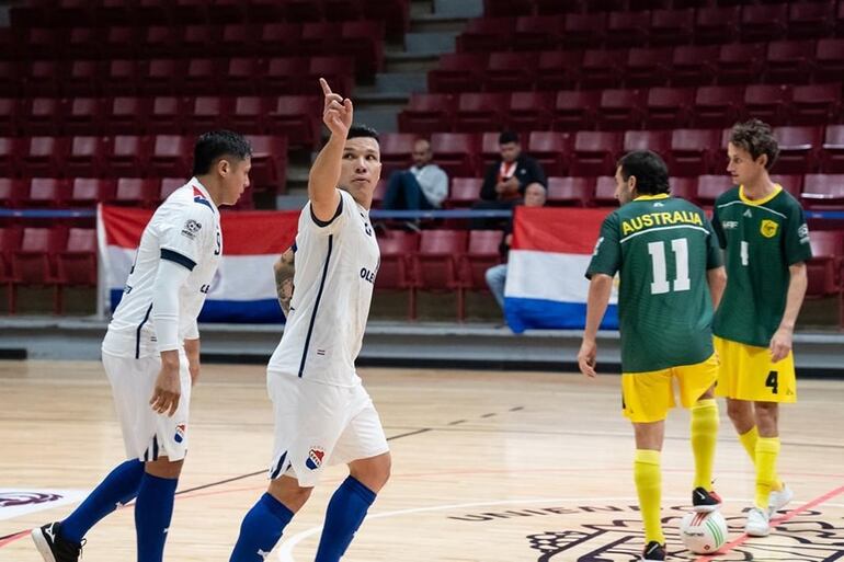 Los jugadores de la selección paraguaya celebran un gol en el partido frente a Australia por el Mundial de Fútbol de Salón 2023.