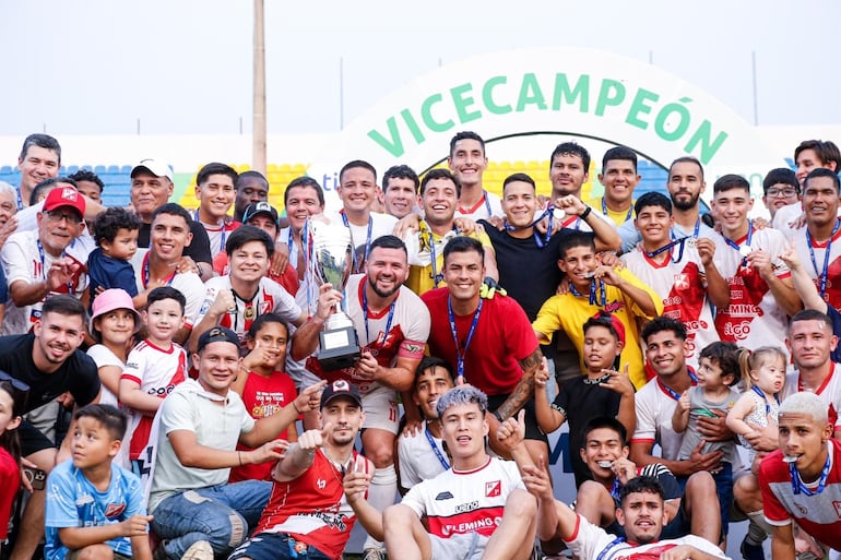 Después del empate (3-3) ayer con Deportivo Capiatá y lograr el subcampeonato y ascenso a la Intermedia, los futbolistas y cuerpo técnico de River Plate recibieron el trofeo y las medallas.