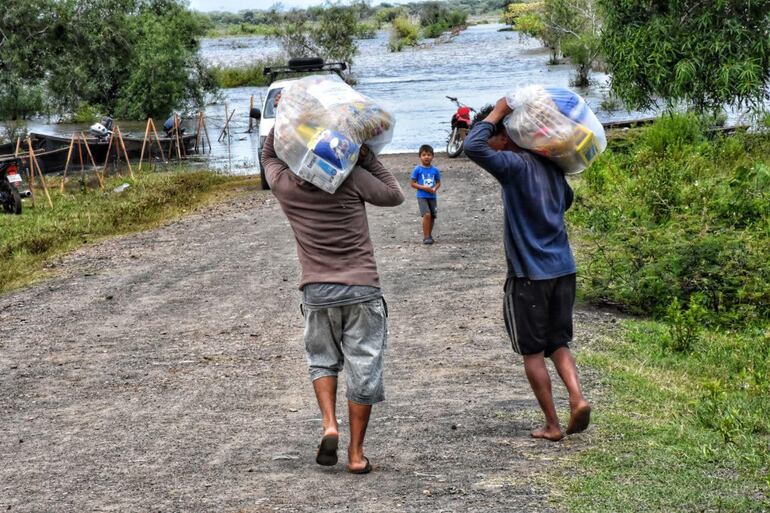 Los pobladores afectados por las riada recibieron alimentos y asistencia médica proveídos por la Gobernación de Itapúa y la entidad binacional Yacyreta (EBY).