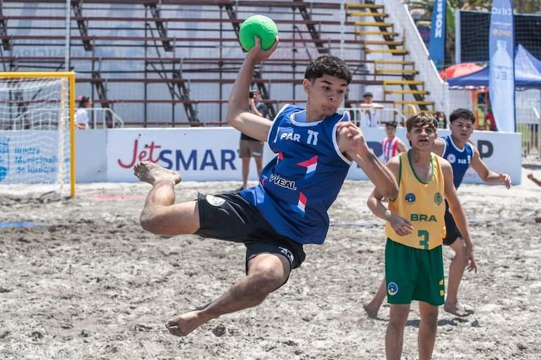 El seleccionado masculino Sub 17 de hándbol de playa cayó ayer en su primer juego frente a su similar de Brasil.