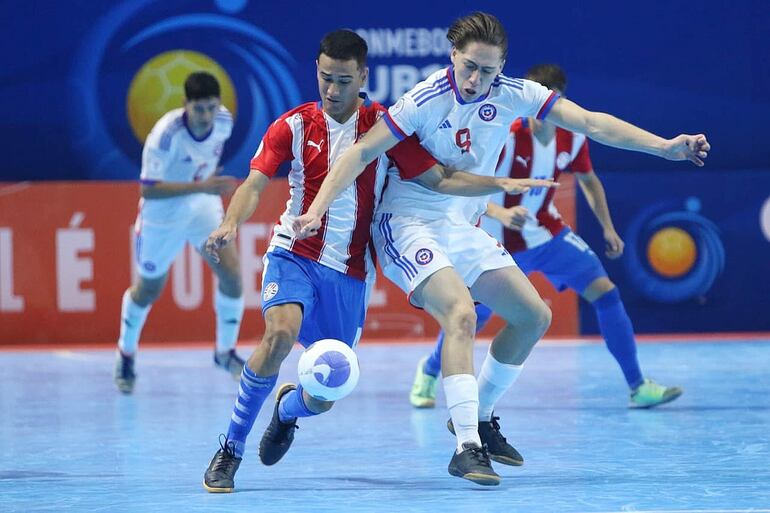 Fabrizio Pedrozo pelea el balón contra el trasandino, en el juego que Paraguay ganó 2-1.