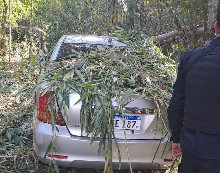 El automóvil Toyota Allion que fue abandonado en Minga Guazú.