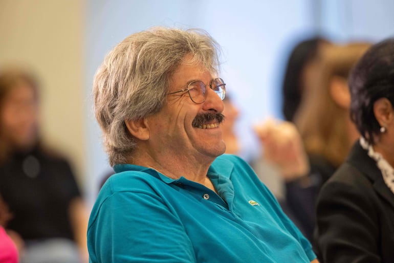 El biólogo molecular Gary Ruvkun escucha mientras lo presentan durante una conferencia de prensa después de ganar un Premio Nobel 2024 compartido con Victor Ambros en Fisiología o Medicina en el Hospital General de Massachusetts.