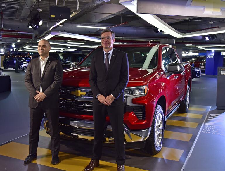 Álvaro Espínola, country manager de General Motors en Paraguay, y Marcus Oliveira, director de Ventas y Operaciones de GM Sudamérica para Paraguay, Uruguay, Bolivia y Chile, en la presentación de la nueva Chevrolet Silverado de General Motors.