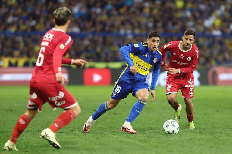 Boca Juniors' Uruguayan forward Miguel Merentiel (C) controls the ball past Barracas Central's midfielder Marco Iacobellis (R) during the Argentine Professional Football League Cup 2024 match between Boca Juniors and Barracas Central at La Bombonera stadium in Buenos Aires on August 4, 2024. (Photo by ALEJANDRO PAGNI / AFP)